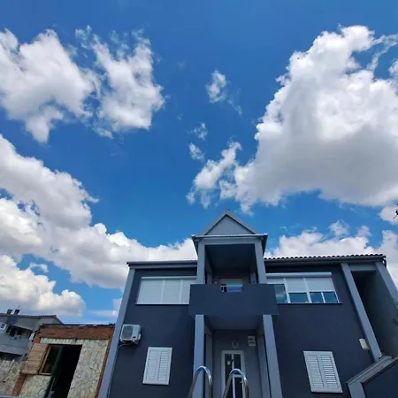 Iva Sa Bazenom * Donji Zemunik