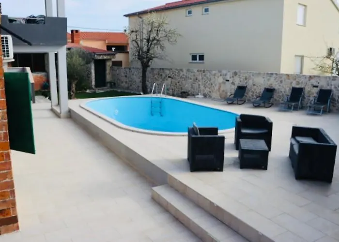 Iva Sa Bazenom Donji Zemunik