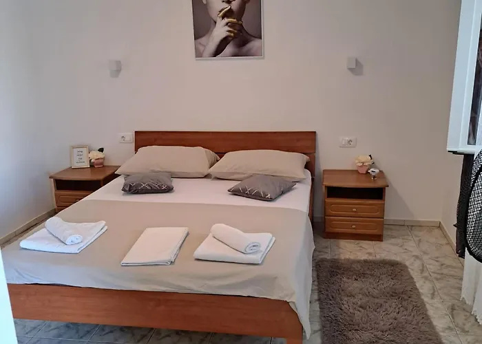 Iva Sa Bazenom Апартаменты *