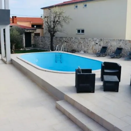 Iva Sa Bazenom Donji Zemunik