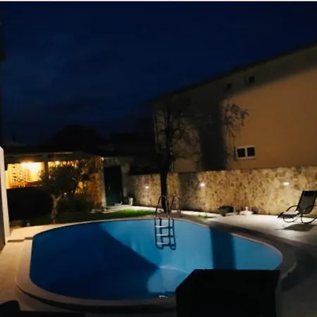 Apartment Iva Sa Bazenom Donji Zemunik