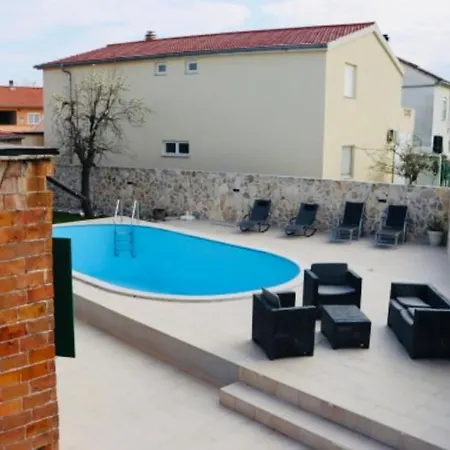 Iva Sa Bazenom Apartment Donji Zemunik