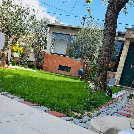 Iva Sa Bazenom Apartment Donji Zemunik