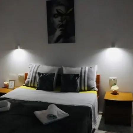 Iva Sa Bazenom Apartment Donji Zemunik