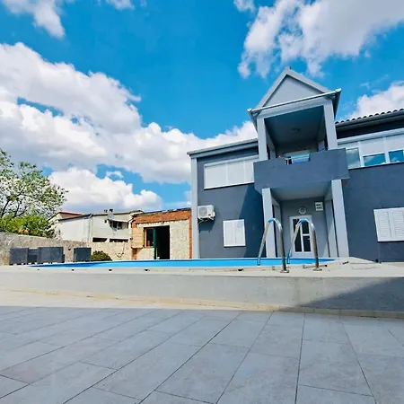 Apartment Iva Sa Bazenom *