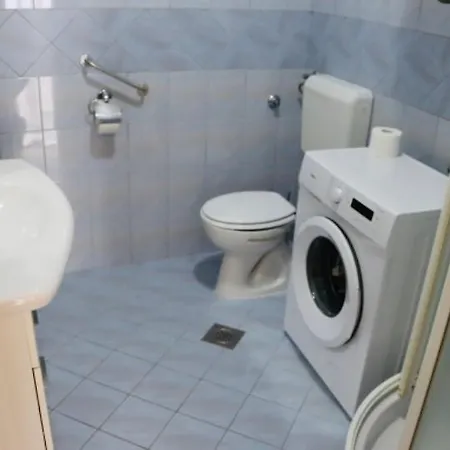 Iva Sa Bazenom Apartment Donji Zemunik