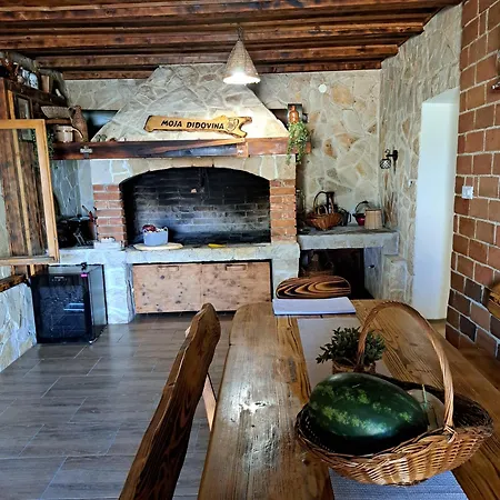 Iva Sa Bazenom Apartment *